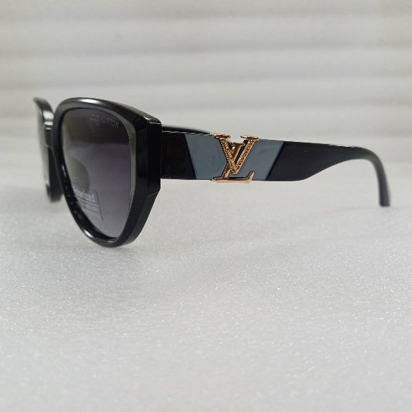 عینک آفتابی پلاریزه زنانه لویی ویتتون
رنگ مشکی
LV new collection عینک آفتابی پلاریزه زنانه لویی ویتتون
رنگ مشکی
LV new collection